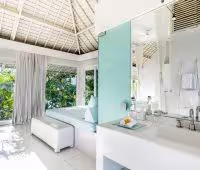 Вилла Puro Blanco, На втором этаже ванная комната